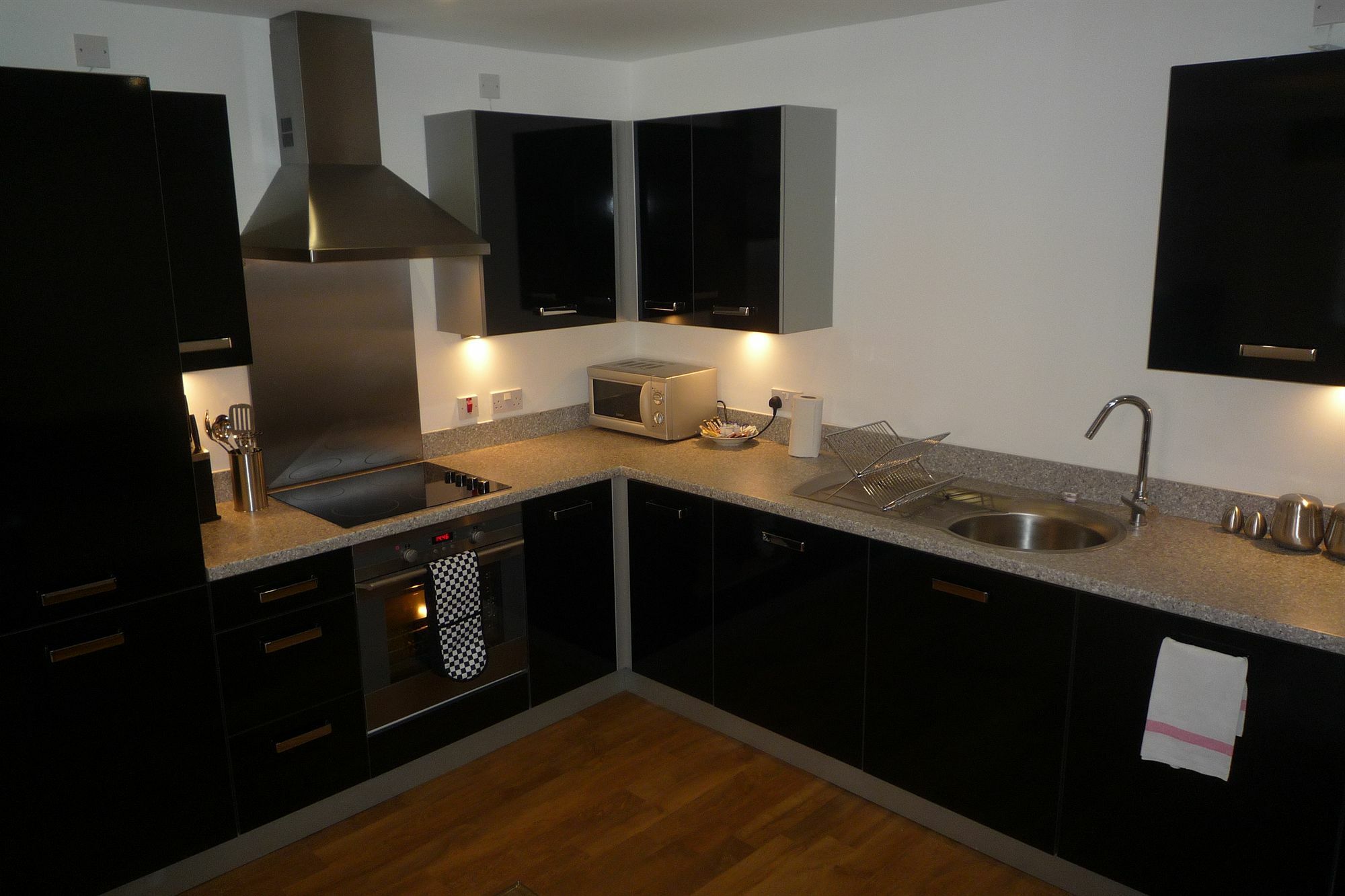 Quayside Serviced Apartments Кардифф Экстерьер фото