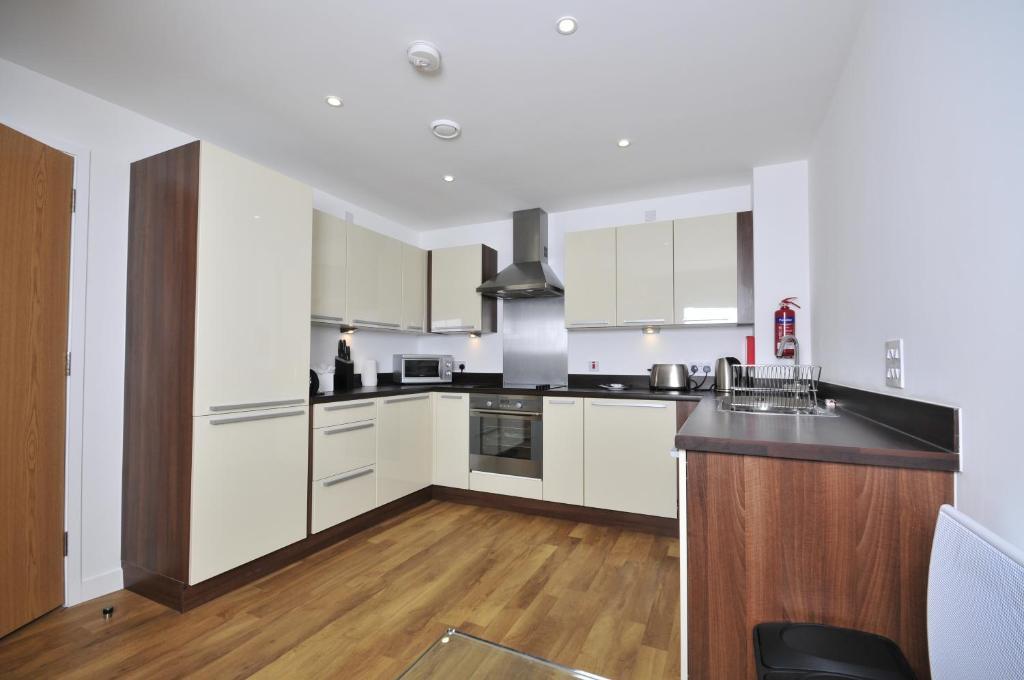 Quayside Serviced Apartments Кардифф Экстерьер фото